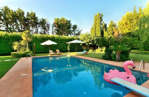 Oropos Apartment | Pool Villa Desmira
