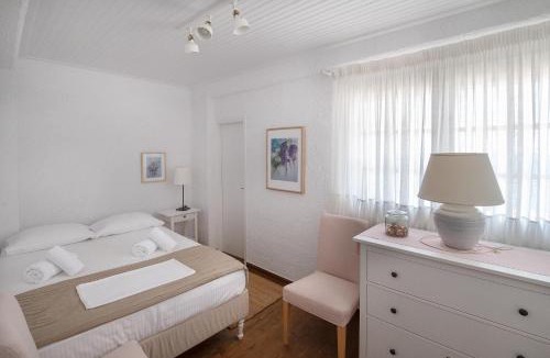 Akrogialion House | Pouletis Aetheria Suites-Luxury Seaview Stay with Pool