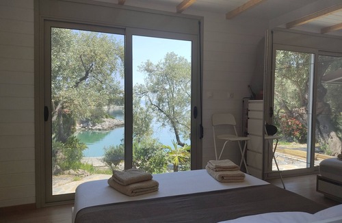 Kato Gatzea Cabin | Private beach seaside house