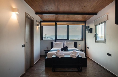 Metaxourgio Apartment | Private Jacuzzi & Acropolis View - The Urban Loft