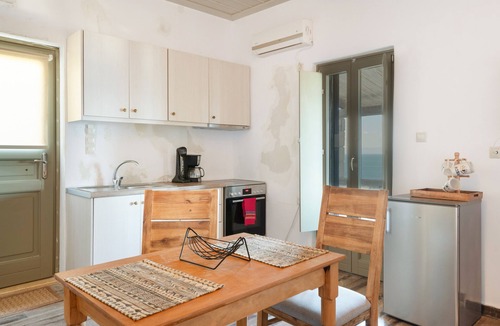 Kokkala Apartment | Quadruple Deluxe Room 208 with Sea View, Wi-Fi and Air Conditioning