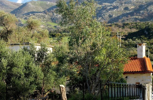Pasalites House | Quaint Holiday Home in Pasalites with Garden near Perama