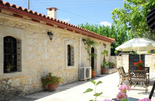 Pasalites House | Quaint Holiday Home in Pasalites with Garden near Perama