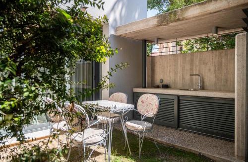 Filopappou Apartment | Rare Koukaki garden flat near Acropolis & metro