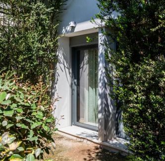 Filopappou Apartment | Rare Koukaki garden flat near Acropolis & metro