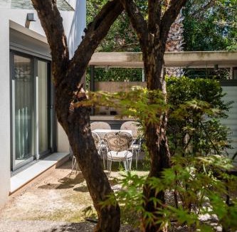 Filopappou Apartment | Rare Koukaki garden flat near Acropolis & metro