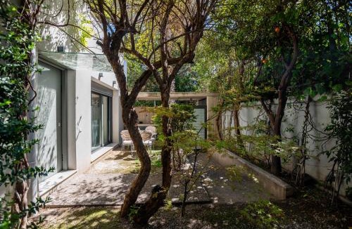 Filopappou Apartment | Rare Koukaki garden flat near Acropolis & metro