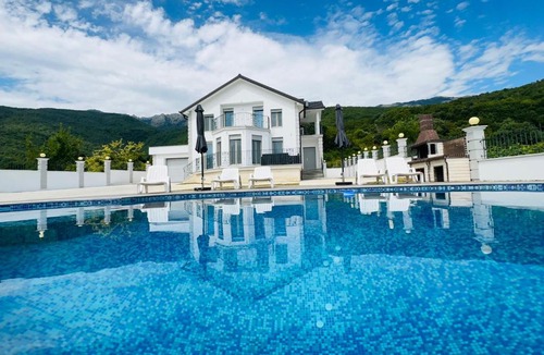 Kukes County Villa | Rezidenca Dozhlani with Private Pool & Yard
