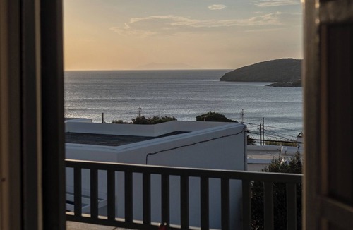 Agios Romanos Villa | Romano garden house on the island of Tinos.