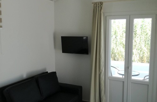 Plaka Apartment | Romantic modern studio D on the ground floor - 2 min. from Plaka beach, Naxos