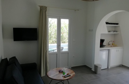 Plaka Apartment | Romantic modern studio D on the ground floor - 2 min. from Plaka beach, Naxos