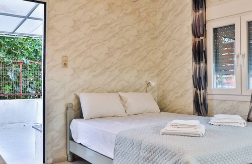 Heraklion Apartment | Romantic seaside apartment for two