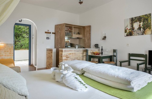 Aegiali Apartment | Room 15 at Pagali Hotel with King Bed