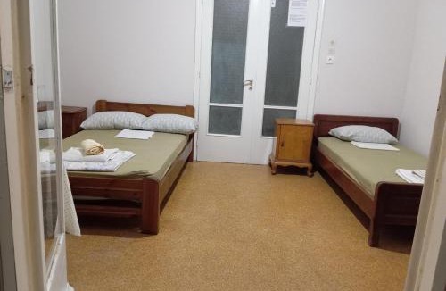 Athens Hostel | Room for 3 persons next to metro