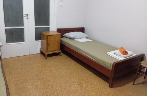 Athens Hostel | Room for 3 persons next to metro