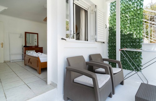 Episkopos Apartment | Room 'Ground Floor' with Sea View, Shared Pool and Wi-Fi