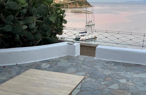 Agii Apostoli House | Salt & Sun Terrace Seafront
