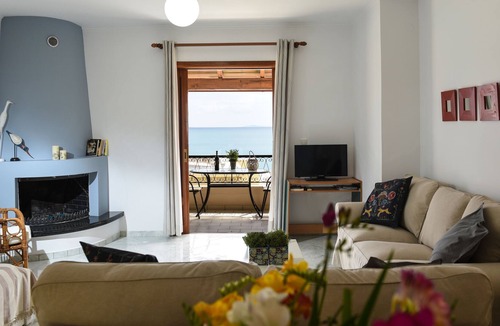 Kefalari Apartment | SEAFRONT APARTMENT, JUST 10 METERS FROM THE BEACH