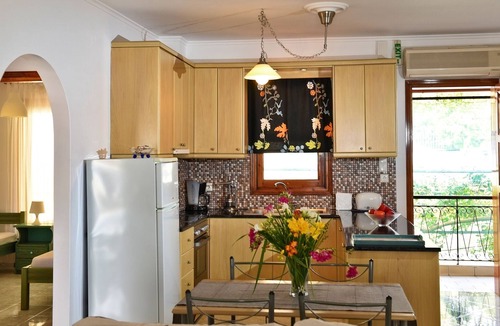 Kefalari Apartment | SEAFRONT APARTMENT, JUST 10 METERS FROM THE BEACH
