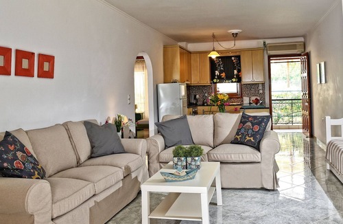 Kefalari Apartment | SEAFRONT APARTMENT, JUST 10 METERS FROM THE BEACH