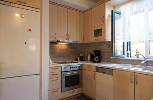 Paralia Vergas House | Seafront Verga Stone Haven - Waves' Embrace