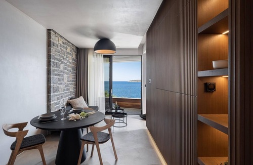 Agios Nikolaos Town Apartment | Seannamon Sea View Suite 1 steps from the beach