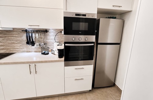 Katakali Apartment | Seaside Almyra Stay with pool, Agioi Theodoroi