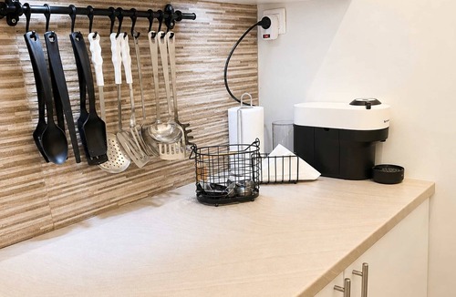 Katakali Apartment | Seaside Almyra Stay with pool, Agioi Theodoroi