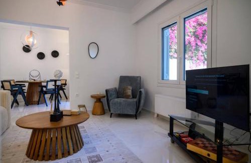Glyfada Villa | Seclusion, Privacy and 2 bedroom Luxury in Glyfada