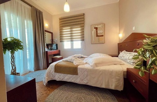 Adamas House | Semiramis Hotel Deluxe Double Room Cozy & Central
