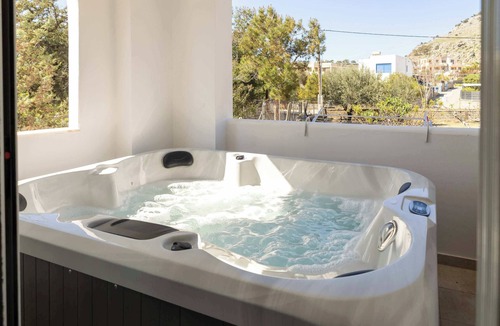 Lardos Apartment | Sinani Beachfront Gems Rhodes - Jacuzzi Apartment