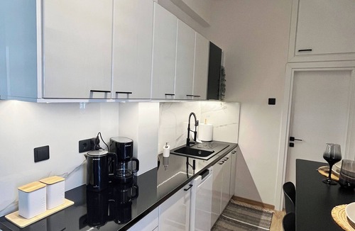 Kolokinthou Apartment | Skyline Penthouse, 5’ to Metro, Expansive Terrace, Lightning-Fast Fiber WiFi