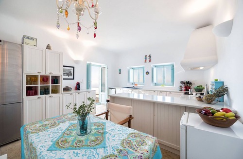 Santorini Villa | Sleeps8-Parking-Garden-Pool-SunSets-Barbeque