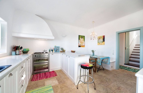 Santorini Villa | Sleeps8-Parking-Garden-Pool-SunSets-Barbeque