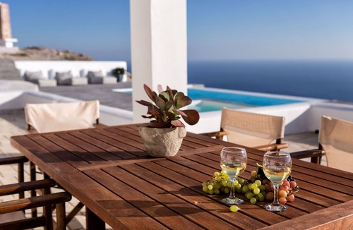 Santorini Villa | Sleeps8-Parking-Garden-Pool-SunSets-Barbeque