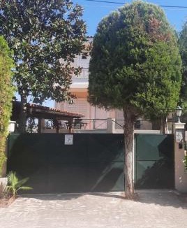 Dionysos Apartment | Spacious Apartment with Garden & BBQ in Kryoneri
