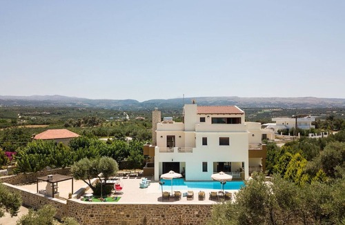 Viranepiskopi Villa | Spacious Family Villa near to amenities with pool