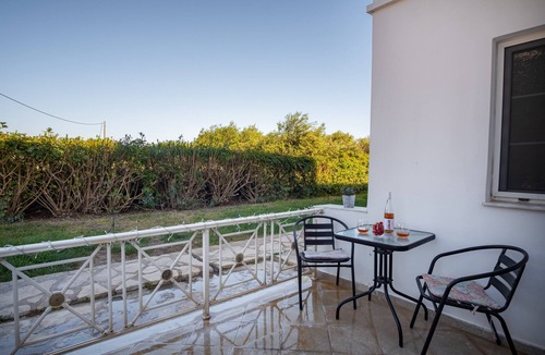 Potokaki Apartment | Stefanos Home Cozy Apartment Near Airport Lush Garden Free Parking