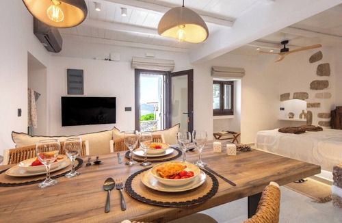 Tripiti House | Stema Suite 1