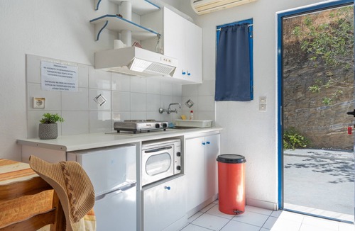 Pisses Apartment | Studio Apartment '1' with Sea View, Wi-Fi and Air Conditioning