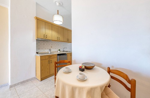 Astrakeri Apartment | Studio Apartment '8' with Sea View, Wi-Fi and Air Conditioning