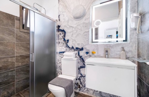 Geni Apartment | Studio Apartment "Chakalaka 5" with Sea View, Shared Pool & Wi-Fi