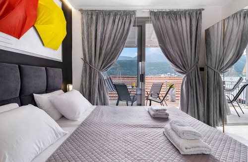 Geni Apartment | Studio Apartment "Chakalaka 5" with Sea View, Shared Pool & Wi-Fi