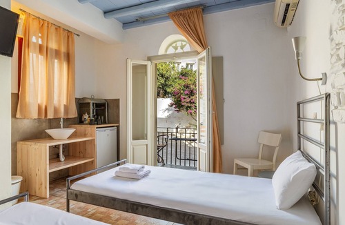 Tinos Town House | Studio Apartment 'En Tino 1' with Balcony, Wi-Fi and Air Conditioning