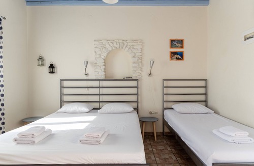 Tinos Town House | Studio Apartment 'En Tino 3' with Balcony, Wi-Fi and Air Conditioning
