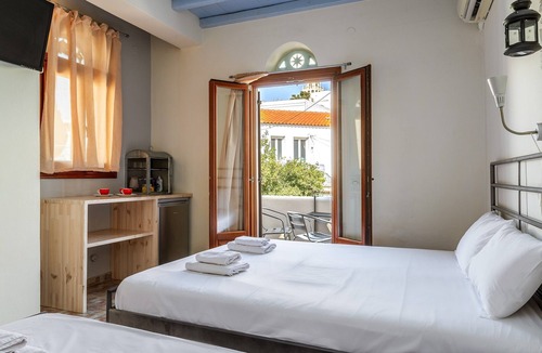 Tinos Town House | Studio Apartment 'En Tino 4' with Balcony, Wi-Fi and Air Conditioning