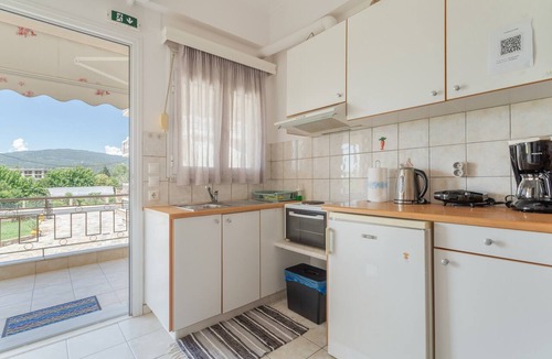 Mesolongi Apartment | Studio Apartment 'Flo's 4' with Shared Garden, Wi-Fi and Air Conditioning