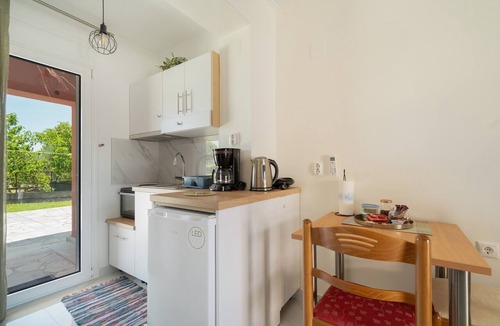 Mesolongi Apartment | Studio Apartment 'Flo's 8' with Shared Garden, Wi-Fi and Air Conditioning