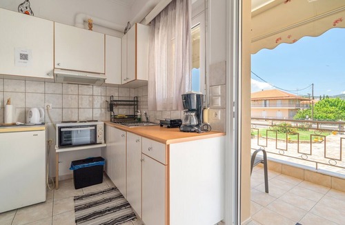 Mesolongi Apartment | Studio Apartment 'Flo's 5' with Shared Garden, Wi-Fi and Air Conditioning