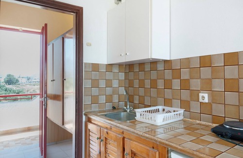 Tingaki Apartment | Studio Apartment 'Golden Sun 9' with Sea View, Shared Pool and Wi-Fi